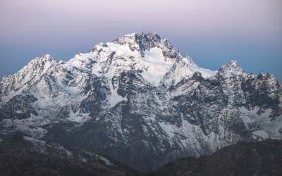 白昼蓝天雪山